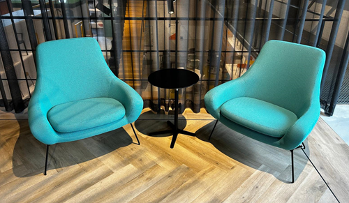 UITVERKOOP 2 stuks Noomi String - gestoffeerde lounge stoel / fauteuil - Zwart (NE) - Maharam - Metric - 035