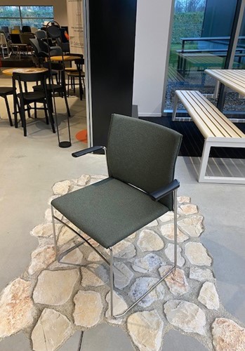 UITVERKOOP A450-20 - gestoffeerde zaalstoel met armleggers, goed stapelbaar - Frame CHROOM (CR) - Stofgroep 1 - Camira - Rivet - Hemlock EGL34 - NIEUW