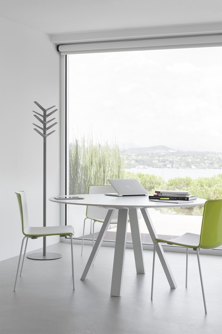 Arki Ronde Tafel - grote ronde design / vergadertafel met een dun volkern blad en schuine poten FP Collection