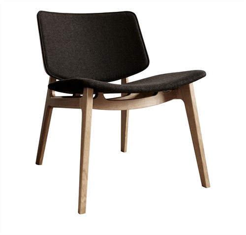 Freya MO4731 Lounge Wood Front - Magnus Olesen houten loungestoel, frame eiken, zitting gestoffeerd en rug opdekstoffering