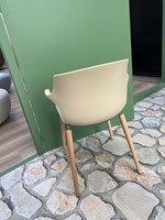 UITVERKOOP Frill Wood - kunststof stoel met beuken houten poten en armleggers - ZAND (SA) - NIEUW-3