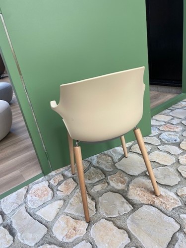 UITVERKOOP Frill Wood - kunststof stoel met beuken houten poten en armleggers - ZAND (SA) - NIEUW-3