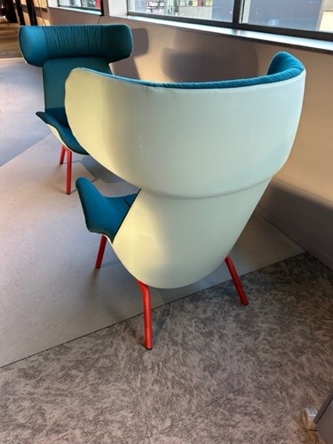 UITVERKOOP 2 stuks Ila 2022 oorfauteuil met duo-tone stoffering. SETPRIJS-3