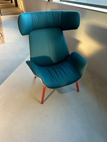 UITVERKOOP 2 stuks Ila 2022 oorfauteuil met duo-tone stoffering. SETPRIJS-2