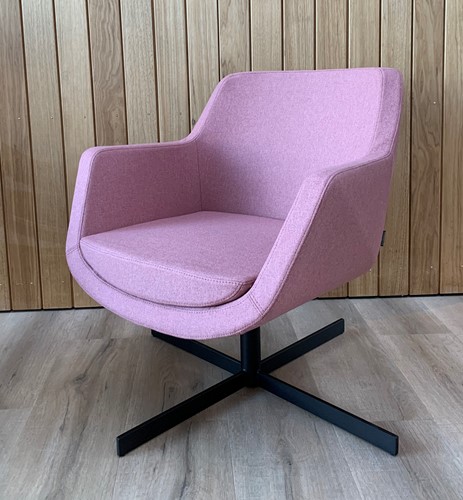 Loïs 4100/2 - gestoffeerde ontvangst / lounge stoel met middelhoge rugleuning op zwarte kruisvoet -1