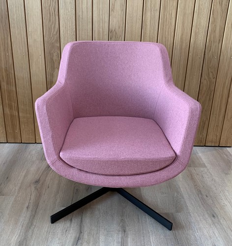 Loïs 4100/2 - gestoffeerde ontvangst / lounge stoel met middelhoge rugleuning op zwarte kruisvoet -2