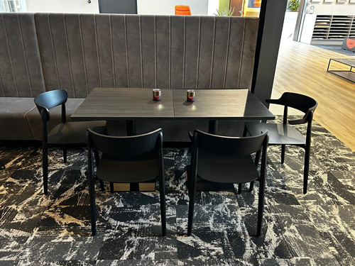 UITVERKOOP SET 4x Nemea stoel + 2x Tafels - houten stoel, gebeitst in zwart (AN). Houten delen 100% gecertificeerd hout.